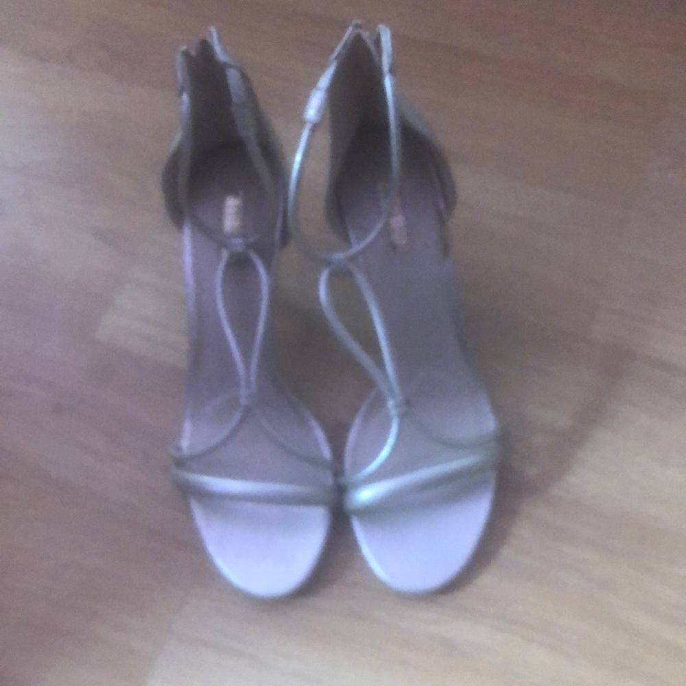 Jennifer Lopez Gold T-Strap Heels Elegant Design